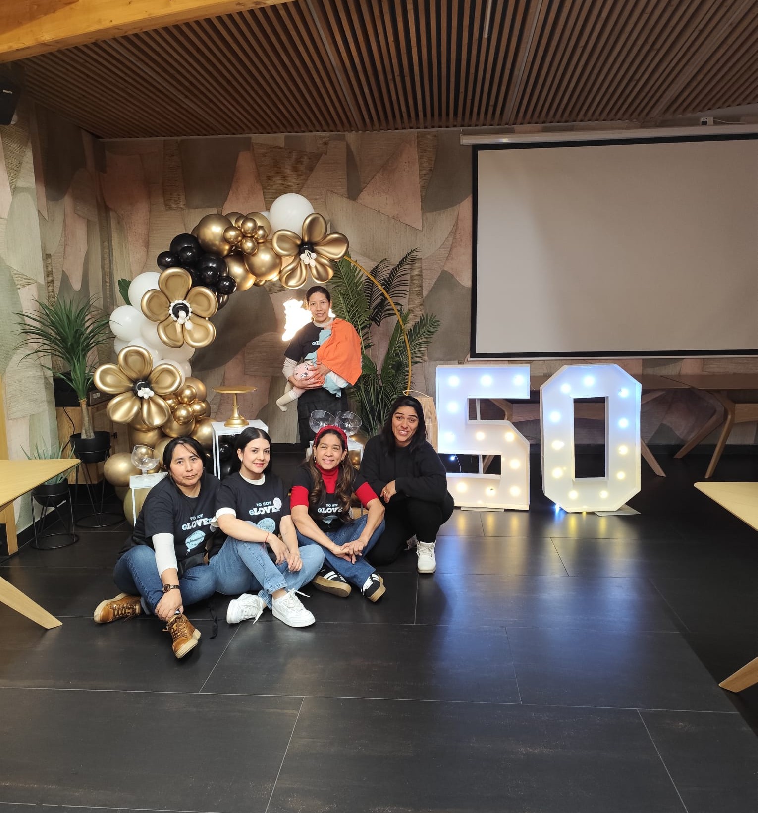 Alumnas de La Glover Class junto a su decoración de globos
