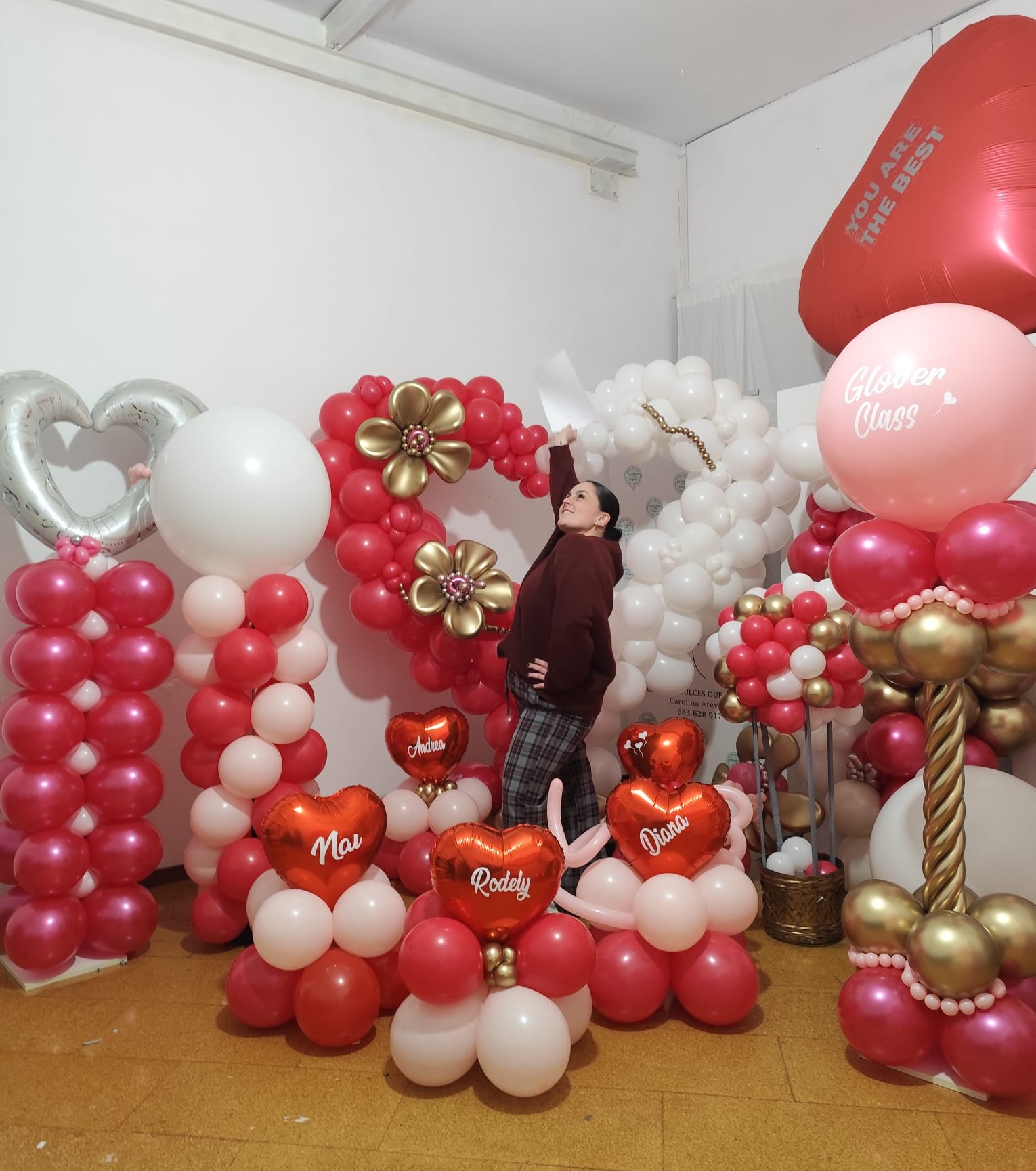 Arco de globos en corazón con detalles personalizados