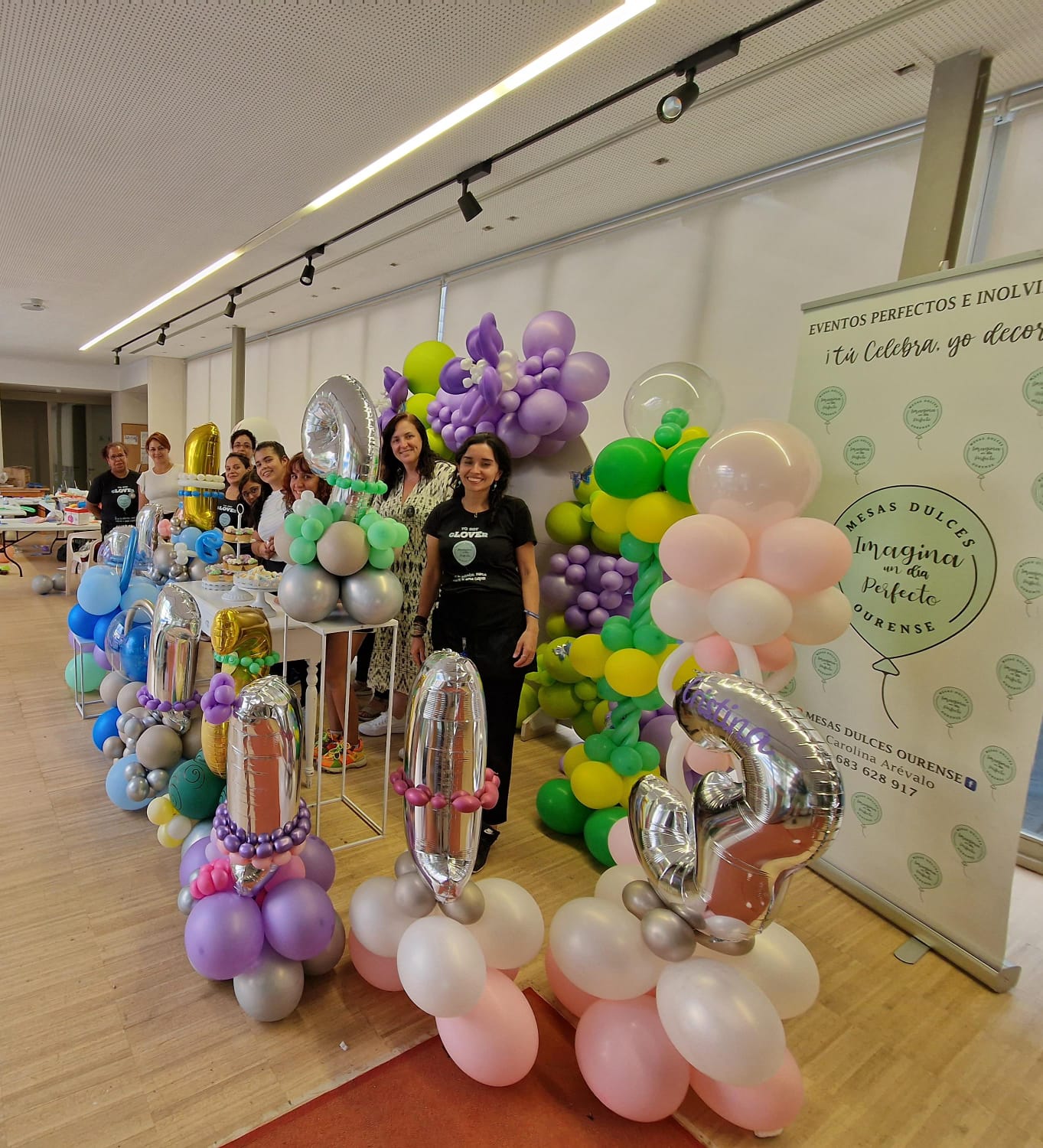 Alumnas de La Glover Class junto a decoraciones de globos en edición de curso