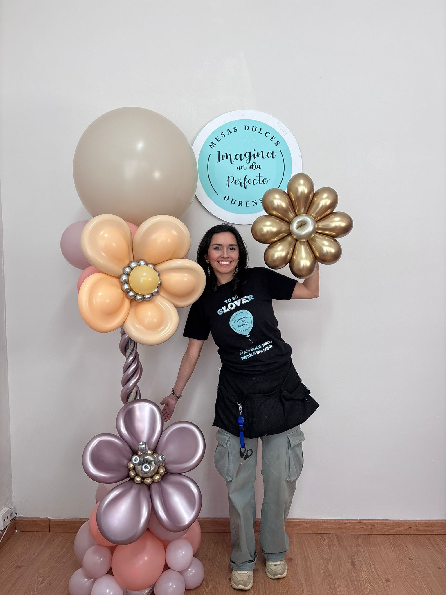 Carolina Arévalo junto a una columna de globos de flores