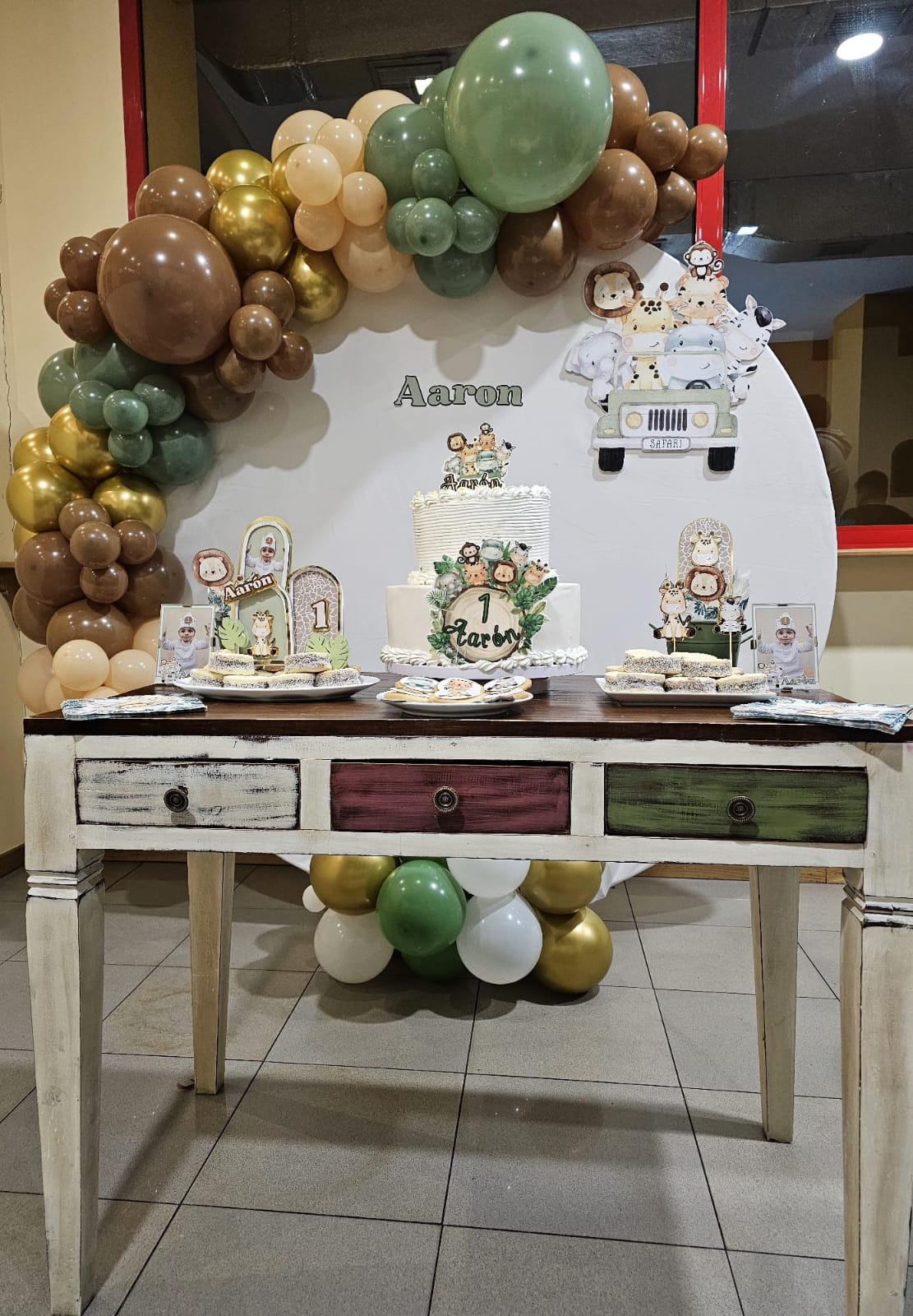 Mesa dulce temática de safari hecha por una alumna Glover
