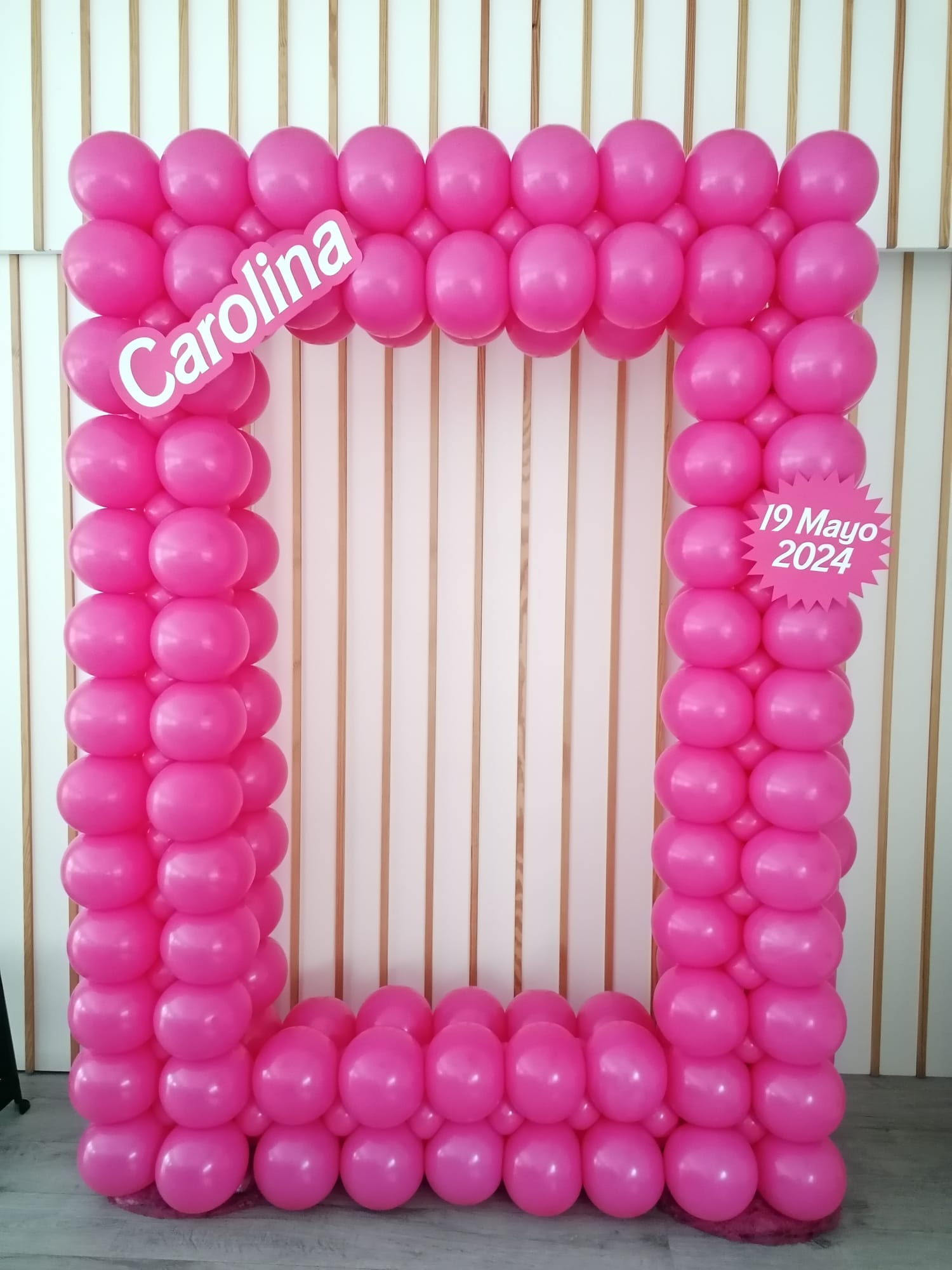 Marco de globos rosa personalizado hecho por una alumna Glover