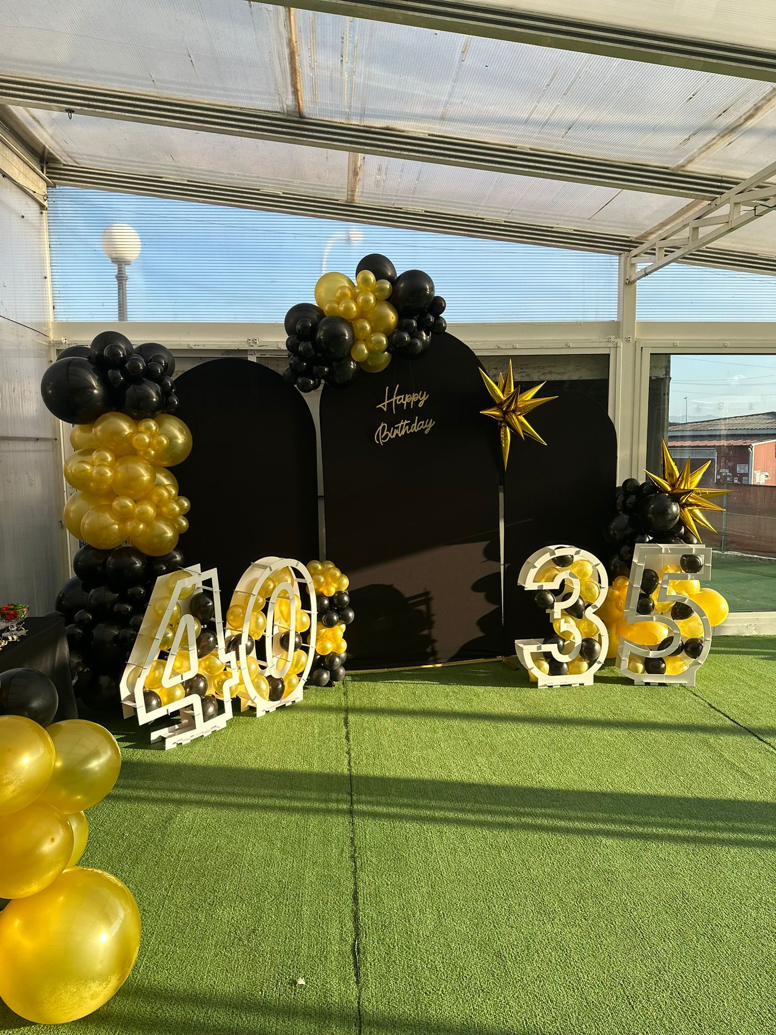 Decoración de cumpleaños negro y dorado hecha por una alumna Glover