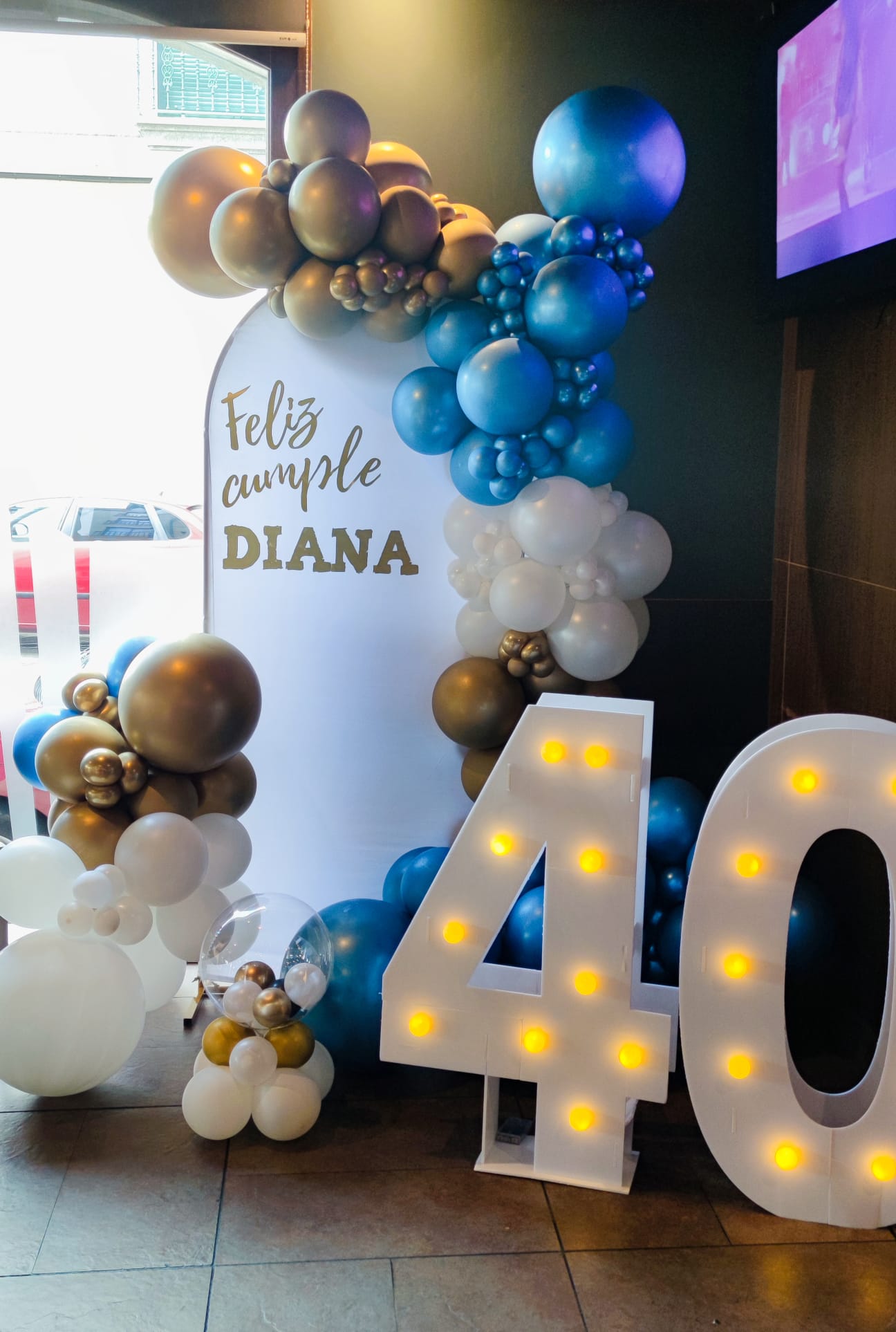 Decoración de cumpleaños azul y dorado hecha por una alumna Glover
