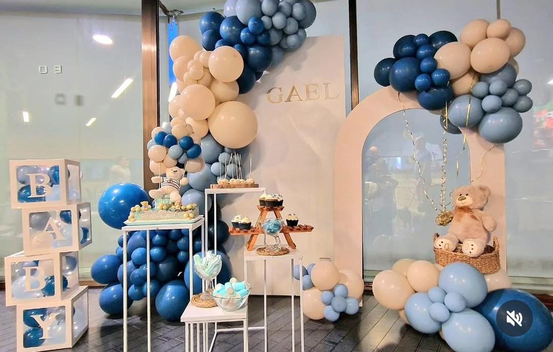 Decoración de baby shower en azul y crema hecha por una alumna Glover
