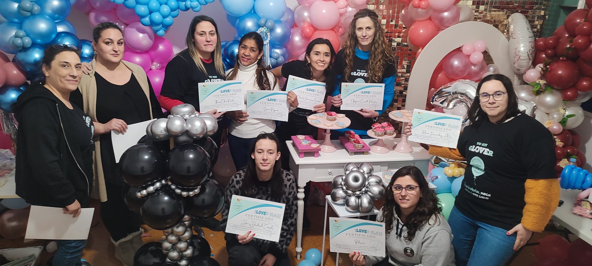 Grupo de Glovers graduadas mostrando sus certificados