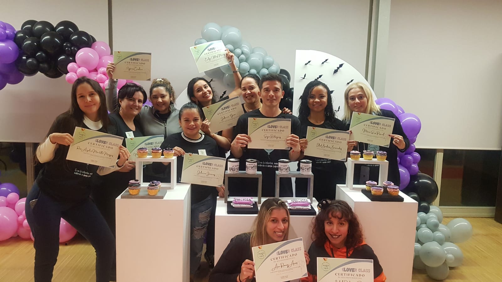 Grupo de Glovers graduadas en edición temática de Halloween