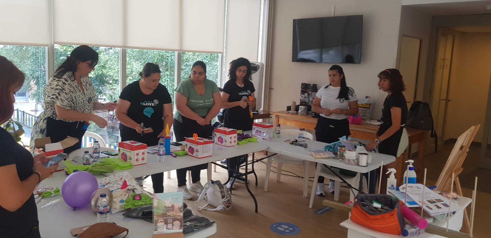 Alumnas trabajando con materiales de decoración durante la clase