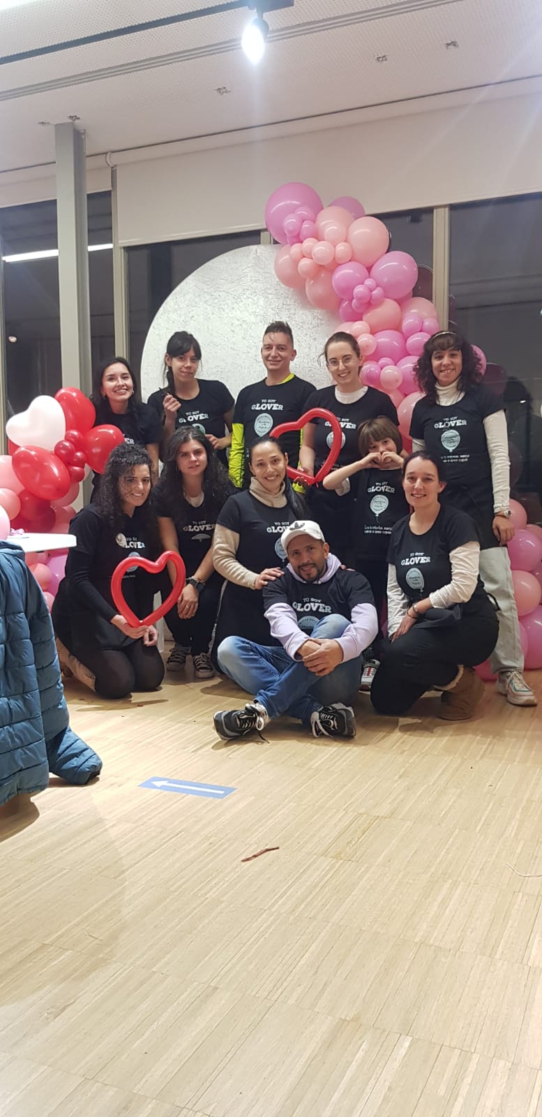 Grupo de alumnas graduadas de La Glover Class con camisetas "Yo soy Glover"