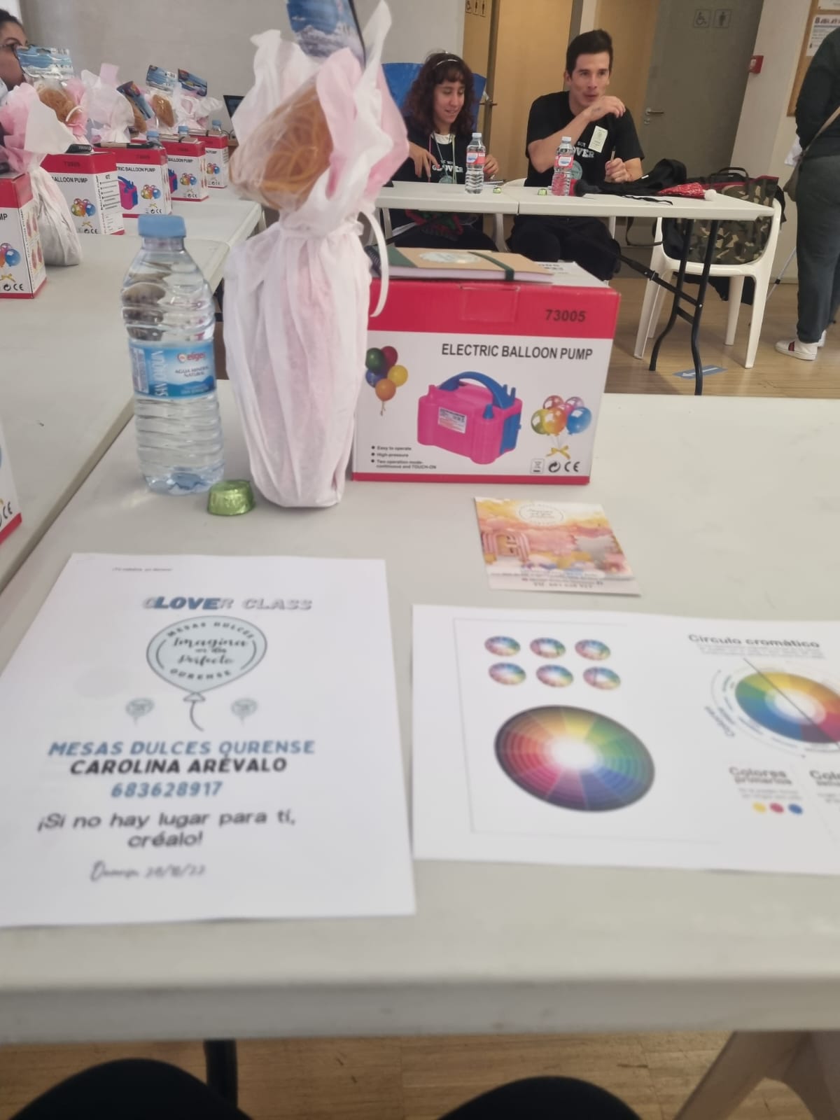 Guía de La Glover Class con círculo cromático y materiales sobre la mesa