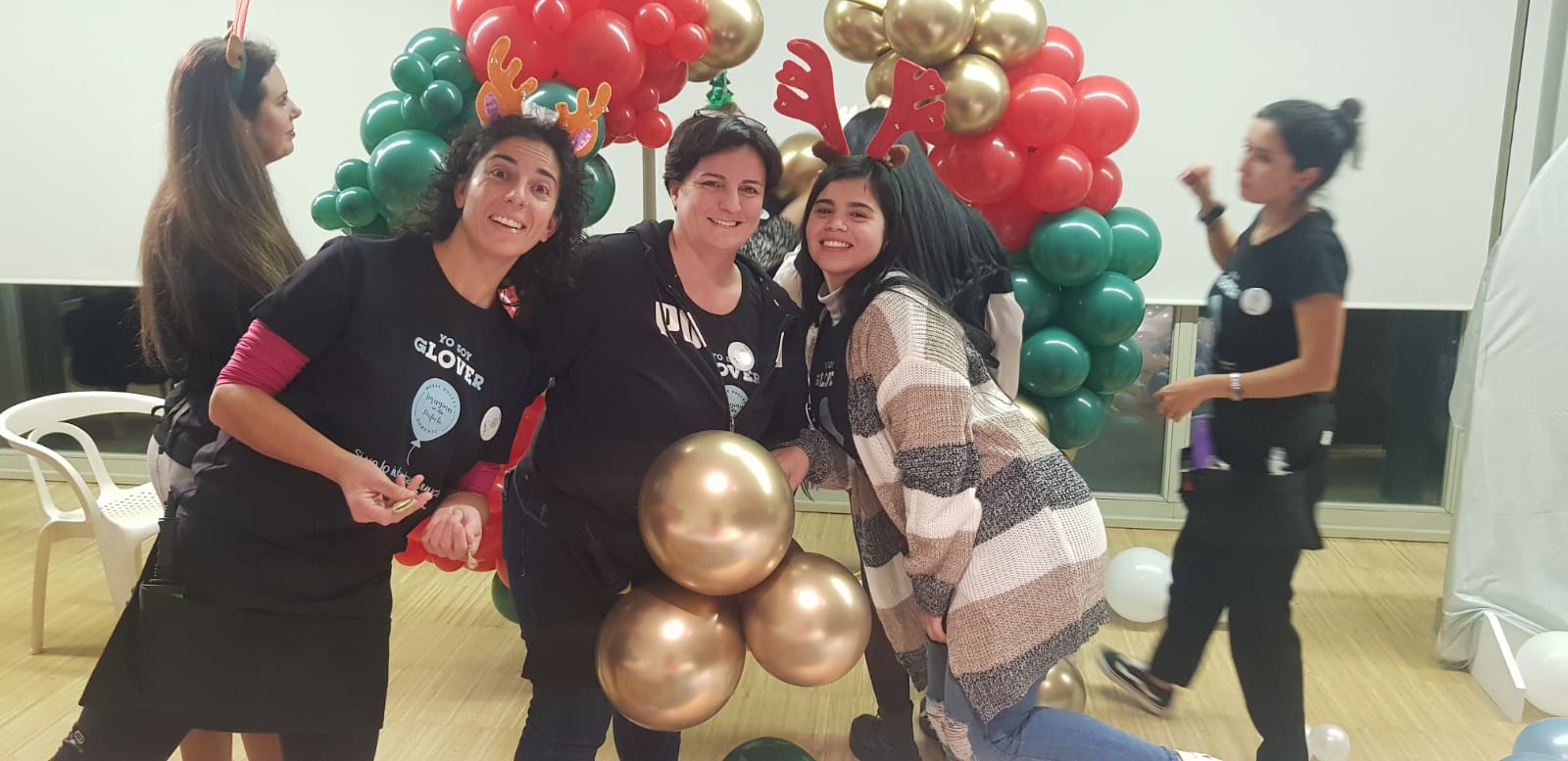 Alumnas Glover con globos dorados durante la edición de Navidad