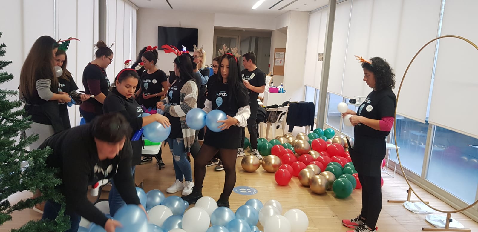 Alumnas trabajando con globos durante la edición de Navidad de La Glover Class
