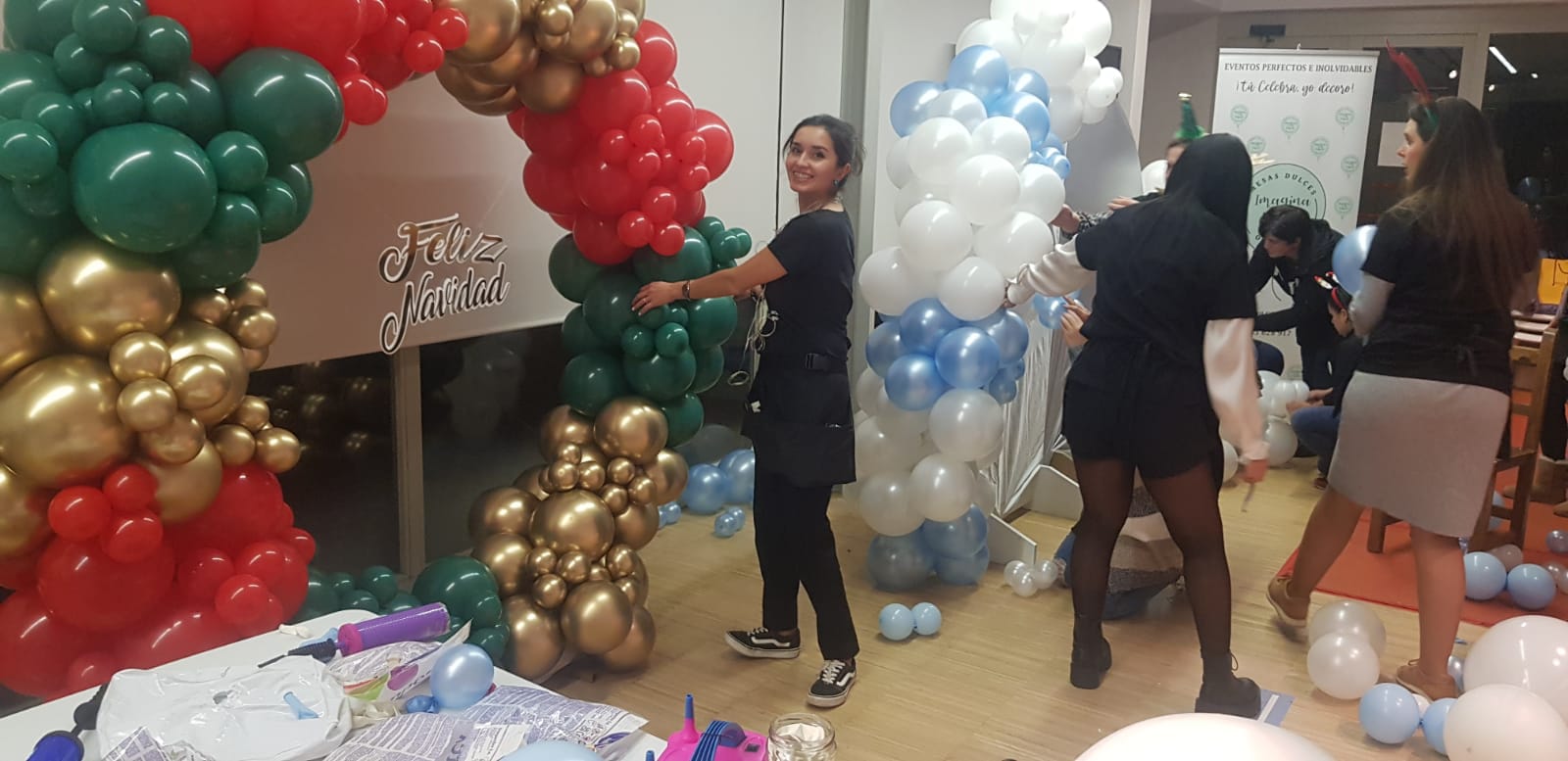 Montaje de columnas de globos navideñas en La Glover Class